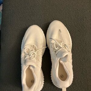 (Sue) B1G1 White Knit Sneakers